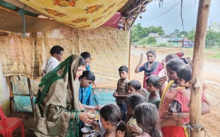 निःस्वार्थ सेवा की मिसाल बनी माता कौशल्या वेलफेयर फाउंडेशन, सावन सोमवार पर शारदा मंदिर में कराया प्रसादी वितरण