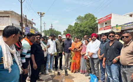 पटरी पार संघर्ष मोर्चा का सड़क निर्माण को लेकर धरना, तहसीलदार ने ज्ञापन लेकर दिया कार्रवाई का आश्वासन