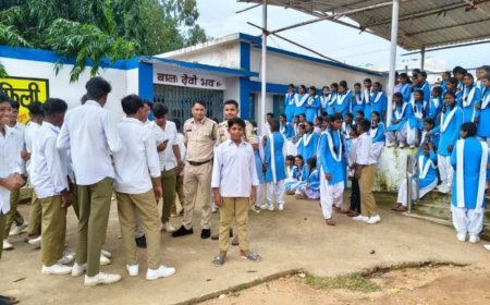 सिलफिली में स्कूल के गेट पर ताला लगाकर छात्रों ने किया प्रदर्शन, प्राचार्य पर अभद्रता के आरोप