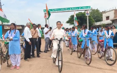 गुधेली में लहराया देशभक्ति का रंग, जिला पंचायत अध्यक्ष कल्पना योगेश तिवारी के नेतृत्व में निकली तिरंगा साइकिल यात्रा
