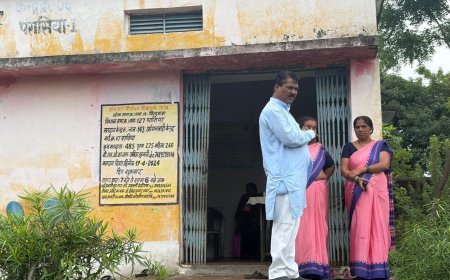 परासिया नगर पालिका अध्यक्ष का औचक निरीक्षण, 30 जरूरतमंद बच्चों को गणवेश देने का ऐलान; आंगनवाड़ियों में नल कनेक्शन की घोषणा