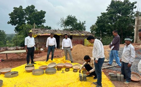 जनमन योजना के तहत निर्माणाधीन आदिवासी छात्रावास भवन का अधीक्षण अभियंता ने किया निरीक्षण