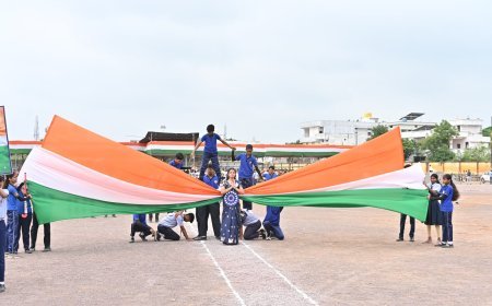 स्वतंत्रता दिवस से पहले डॉ. शोभाराम देवांगन स्कूल मैदान में फुल ड्रेस रिहर्सल, 15 अगस्त को अजय चंद्राकर होंगे मुख्य अतिथि