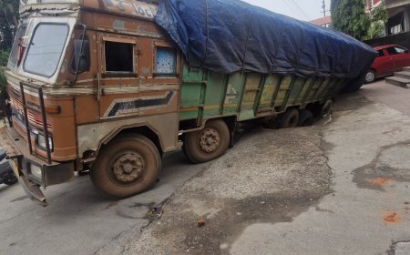 अग्रसेन चौक की क्षमता कॉलोनी में नाले में गिरी 18-20 चक्के वाली ट्रक, बड़े हादसे का खतरा