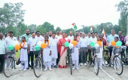 सरस्वती साइकिल योजना से बेटियों को मिली नई राह, लक्ष्मी राजवाड़े ने छात्राओं को वितरित की साइकिलें