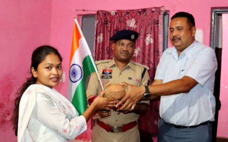 शहीदों के परिजनों को कबीरधाम पुलिस का ससम्मान आमंत्रण, तिरंगा एवं श्रीफल भेंटकर स्वतंत्रता दिवस समारोह में किया आमंत्रित
