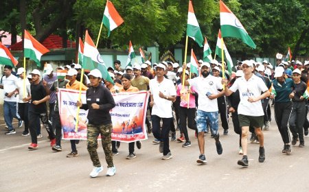 तिरंगा लहराते हुए अधिकारी-कर्मचारियों, युवाओं और स्कूली बच्चों ने लगाई स्वतंत्रता दौड़