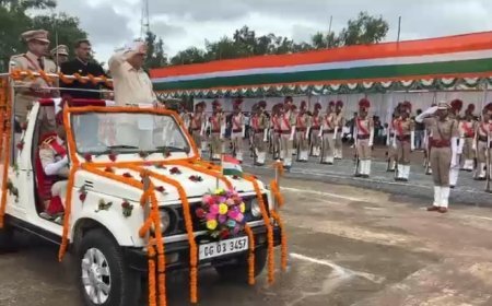 स्वतंत्रता दिवस पर कवर्धा में प्रभारी मंत्री लखनलाल देवांगन ने किया ध्वजारोहण, परेड की ली सलामी