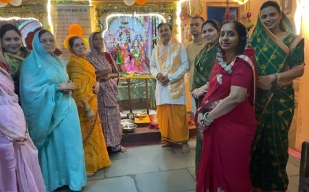 अष्टसखी महिला मंडल ने नरसिंह मंदिर के पुजारी पंडित अभय उपाध्याय का किया स्वागत