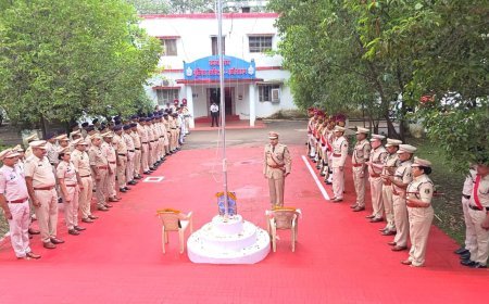 स्वतंत्रता दिवस पर कबीरधाम पुलिस अधीक्षक कार्यालय में ध्वजारोहण, शहीद परिवारों का सम्मान