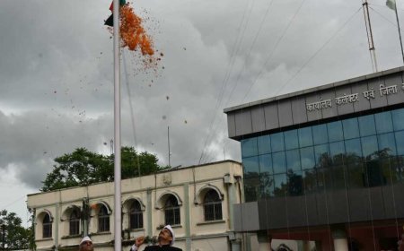 कलेक्टर गोपाल वर्मा ने जिला कार्यालय परिसर में किया ध्वजारोहण, अधिकारियों-कर्मचारियों को दी स्वतंत्रता दिवस की शुभकामनाएं