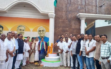 पूर्व विधायक डॉ. लक्ष्मी ध्रुव के निवास पर फहराया तिरंगा, कांग्रेस कार्यकर्ताओं ने शहीदों को किया नमन
