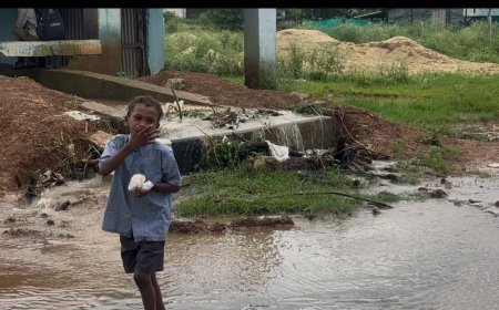 कंक्रीटीकरण के बाद तेज हुआ नहर का बहाव, मुख्य सड़क पर बह रहा पानी; स्कूल और यात्रियों की सुरक्षा पर सवाल