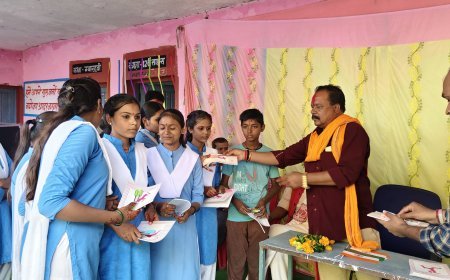 बच्चों के बीच पहुंचकर भरतलाल गौंड ने मनाया स्वतंत्रता दिवस, शैक्षणिक सामग्री वितरित कर बढ़ाया उत्साह