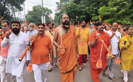 अमित चिमनानी के नेतृत्व में निकली भव्य कांवड़ यात्रा, 7 नदियों के जल से किया महाकाल का अभिषेक