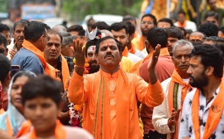 5,55,555 महामृत्युंजय जप के साथ निकली ऐतिहासिक लोक कल्याण कावड़ यात्रा, राष्ट्रमंगल की कामना से गूंजा रतलाम