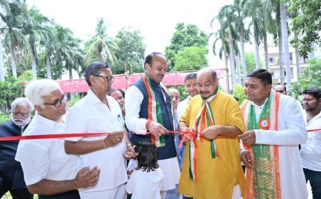 रायपुर उत्तर विधायक पुरंदर मिश्रा ने स्टेट बैंक कॉलोनी फाफाडीह में नवनिर्मित शेड का किया लोकार्पण