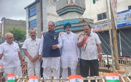 झूलेलाल चौक नहरपारा में सभापति सूर्यकान्त राठौड़ ने फहराया तिरंगा