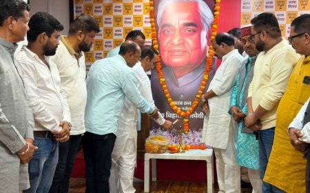 अटल बिहारी वाजपेयी की पुण्यतिथि पर भाजपा कार्यालय में श्रद्धांजलि, पदाधिकारियों ने किया नमन