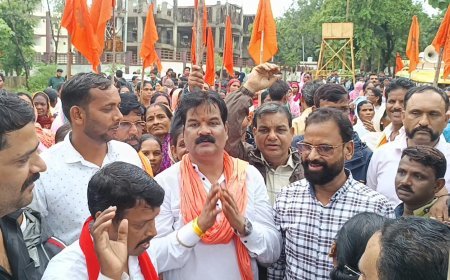 भारी बारिश में भी नहीं डगमगाए कदम, 57 सूत्रीय मांगों को लेकर मजदूरों का प्रदर्शन