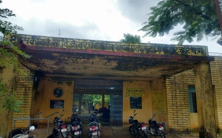 केवरा में जर्जर स्कूल भवन बना खतरा, जान जोखिम में डालकर पढ़ने को मजबूर विद्यार्थी