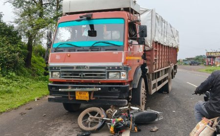 ट्रक ने बाइक को मारी जोरदार टक्कर, दो लोग गंभीर रूप से घायल