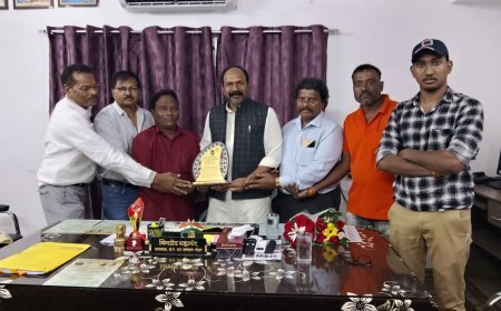 रायपुर में इंटरनेशनल पावरलिफ्टिंग चैंपियनशिप के दौरान किशोर महानंद का खिलाड़ियों ने किया सम्मान