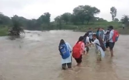 उफनती नदी के बीच स्कूल की राह, एक-दूसरे का हाथ थाम नदी पार कर रहीं छात्राएं