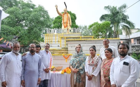 राजीव गांधी की 82वीं जयंती पर रायपुर में प्रतिमा स्थल पर पुष्पांजलि अर्पित कर किया नमन
