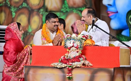 पंडित प्रदीप मिश्रा ने शासकीय स्कूलों में मंत्रोच्चारण की पहल को सराहा, शिक्षा मंत्री गजेन्द्र यादव ने सुनी शिव महापुराण कथा