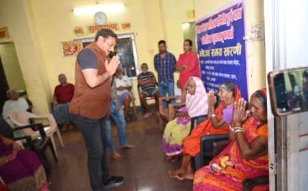 निवर्तमान कलेक्टर गोपाल वर्मा ने वृद्धाश्रम पहुंचकर बुजुर्गों से की आत्मीय मुलाकात, बूढ़ामहादेव मंदिर में की पूजा-अर्चना