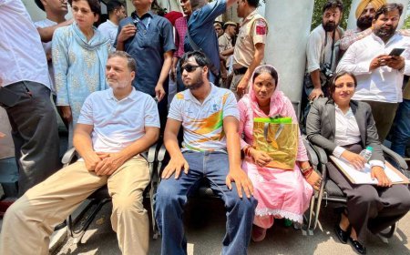 राहुल गांधी का धरना पार्ट-2 शुरू, संसद मार्ग थाने के बाहर बैठे; पैलेट गन पीड़ित साहिल के साथ FIR दर्ज कराने पहुंचे
