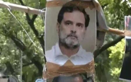 सज्जन कुमार को हीरो बताने वाले बयानों पर सिख परिवारों का प्रदर्शन, राहुल गांधी के आवास के बाहर फूंका पुतला