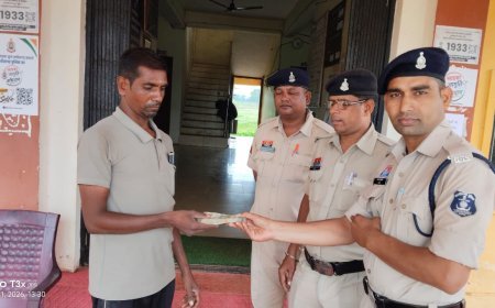 ड्यूटी जाते समय मिली ₹60,500 की रकम आरक्षकों ने मालिक को लौटाई, ईमानदारी की मिसाल पेश की
