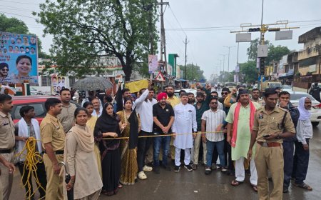 महासमुंद में कांग्रेस का उग्र प्रदर्शन, डिप्टी सीएम अरुण साव को दिखाए काले झंडे