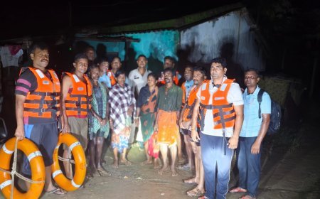 देवभोग के टिकरापारा नाला में बाढ़ में फंसे 4 लोग, पुलिस और SDRF ने रात 2 बजे सुरक्षित किया रेस्क्यू