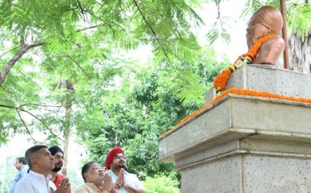 पूर्व महापौर स्व. बलवीर सिंह जुनेजा की पुण्यतिथि पर विधायक सुनील सोनी ने किया नमन