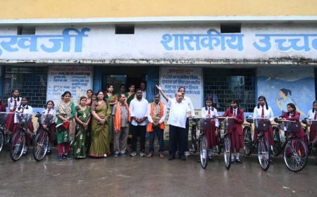 बेटियों के हाथों में साइकिल, पुरन्दर मिश्रा ने दी उज्ज्वल भविष्य की सौगात