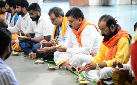अमरकंटक में कांवड़ियों के बीच पहुंचे उप मुख्यमंत्री विजय शर्मा, भोजन प्रसादी वितरित कर साथ बैठकर किया ग्रहण