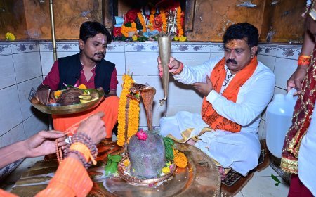 श्रावण मास के अंतिम सोमवार को उप मुख्यमंत्री विजय शर्मा ने अमरकंटक में किए मां नर्मदा के दर्शन