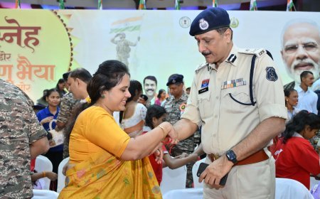 ‘स्नेह की डोर विष्णु भैया मोर’ आयोजन में महापौर मीनल चौबे ने रायपुर पुलिस कमिश्नर डॉ. संजीव शुक्ला को बांधी राखी