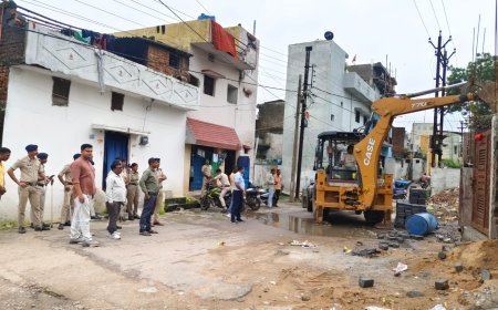 भाठागांव ब्रम्हदेव कॉलोनी में अनुमति के विपरीत निर्माण पर निगम जोन 5 की कार्रवाई, दो भवनों के फ्रंट एमओएस भाग हटाए गए