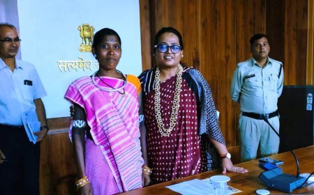 नवपदस्थ कलेक्टर तुलिका प्रजापति का बैगा महिला श्रीबाई ने पारंपरिक बीरन माला पहनाकर किया आत्मीय स्वागत