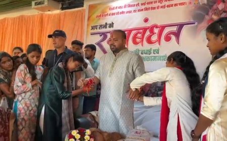 रक्षाबंधन मिलन समारोह में बहनों ने विधायक दीपेश साहू को बांधी राखी, विधायक ने दिया स्नेह का उपहार