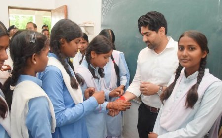 जन विश्वास अभियान: कलेक्टर ने स्कूलों का किया औचक निरीक्षण, छात्राओं ने बांधी राखी