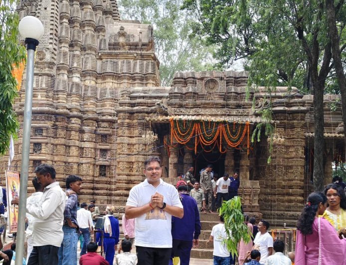 सावन के पहले सोमवार पर श्रद्धालुओं की सेवा में जुटी कबीरधाम पुलिस, सुरक्षा के साथ सेवा शिविर का भी किया संचालन