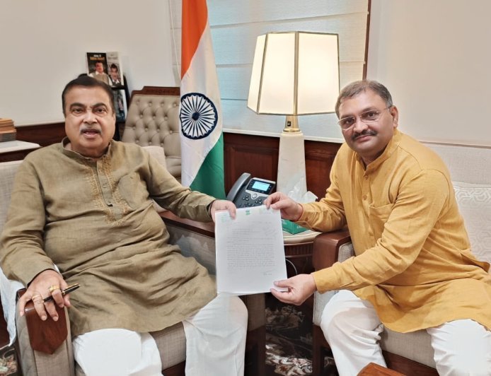 सांसद संतोष पांडेय ने केंद्रीय सड़क व परिवहन मंत्री नितिन गडकरी से की मुलाकात, जिले के विभिन्न सड़कों के उन्न्यन की मांग