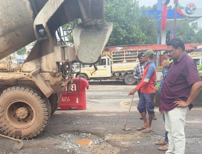5 साल में बदहाल हुआ बचेली का गौरव पथ, शिकायत के बाद शुरू हुआ मरम्मत कार्य