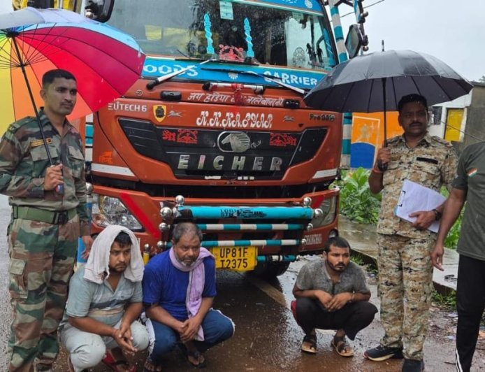 चिल्फी पुलिस की बड़ी कार्रवाई, अवैध परिवहन करते 18 मवेशियों के साथ आईसर वाहन जब्त