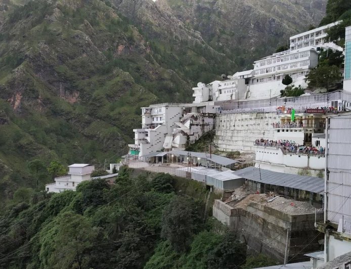 वैष्णो देवी मंदिर में चढ़ावे की मैन्युअल गिनती होगी बंद, पारदर्शिता के लिए लगेंगी कैश रीसाइक्लर मशीनें